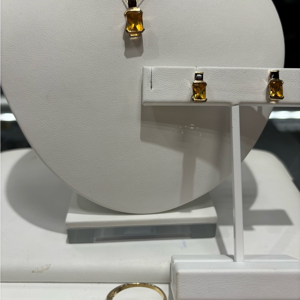 10KT yellow gold earrings with Citrine and Garnet stones